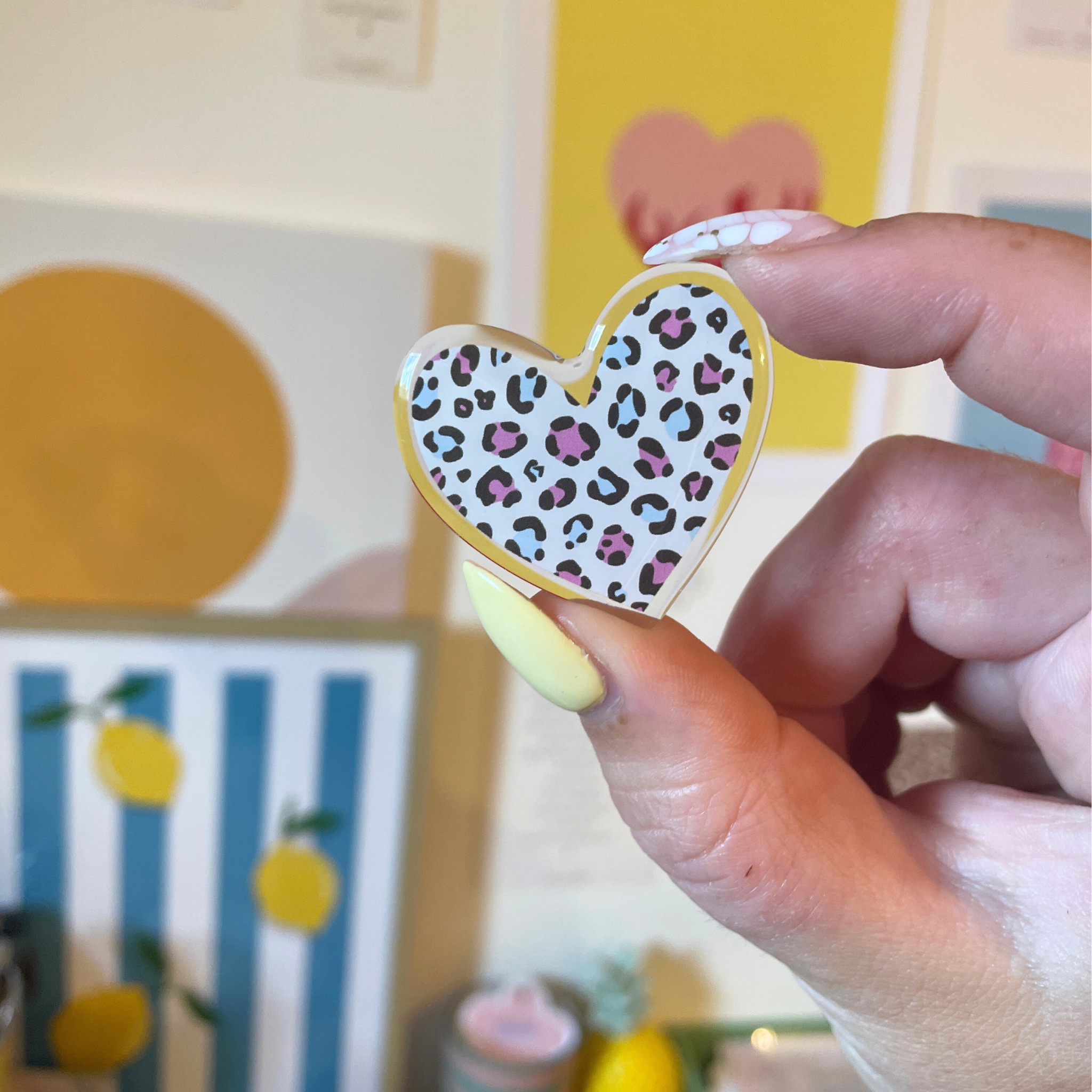 atelier-naholi-coeur-l-opard-pins-acrylique-3-8-cm image 2