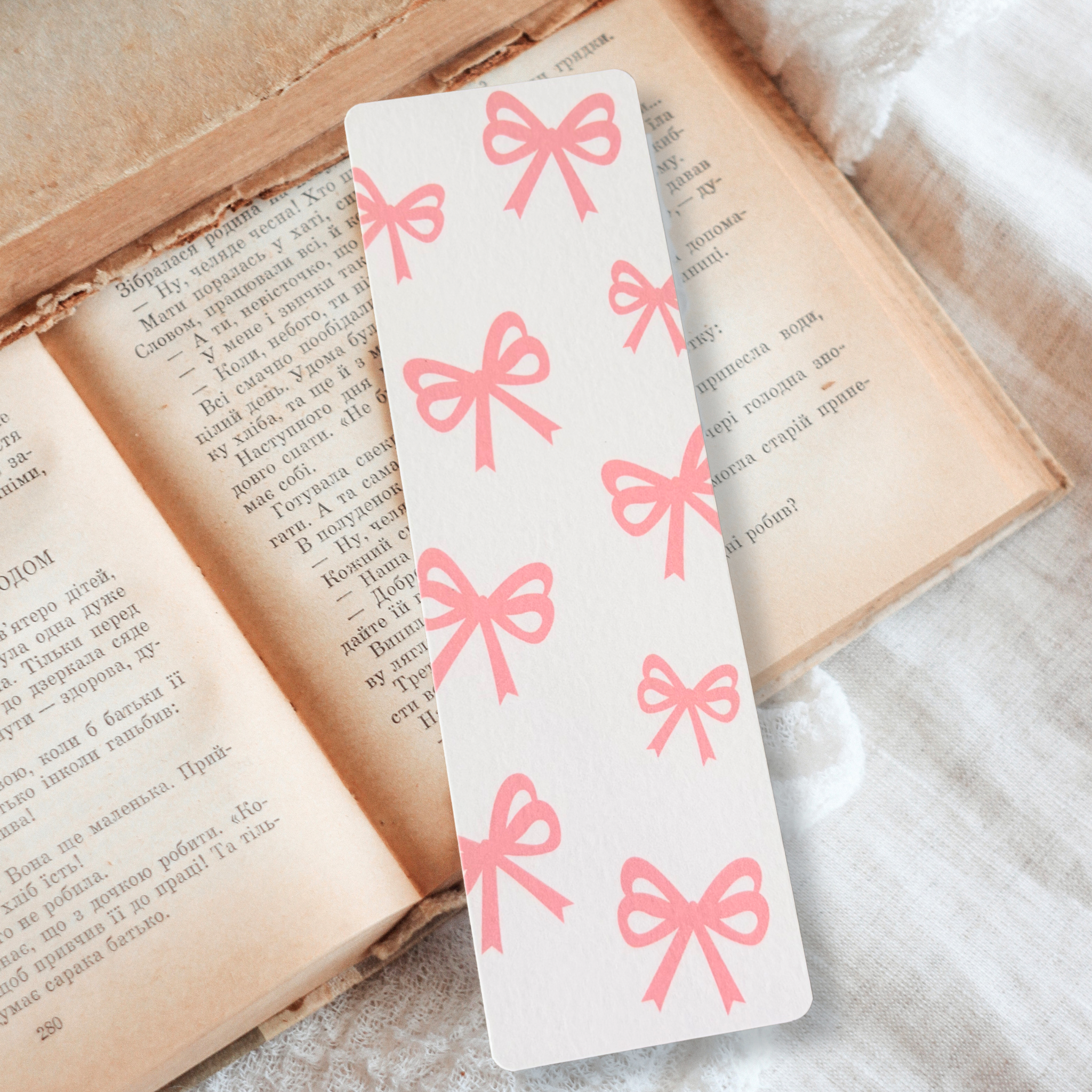 atelier-naholi-marque-page-n-uds-roses-signet-plastifi image 2
