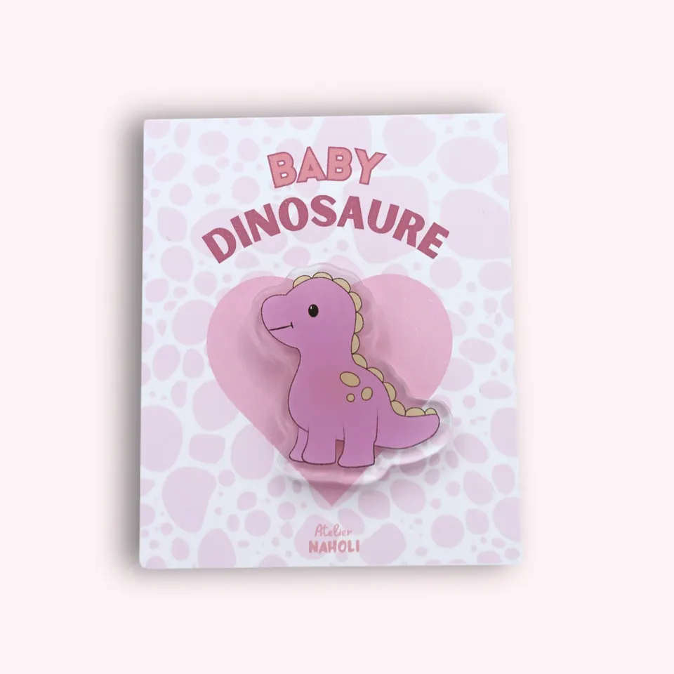 atelier-naholi-pins-dinosaure-rose-acrylique-4-cm image 1
