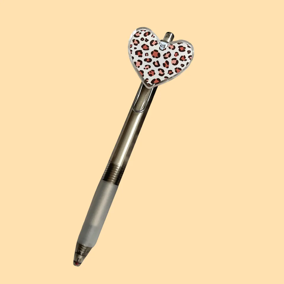 atelier-naholi-stylo-c-ur-l-opard-bille-noire image 1