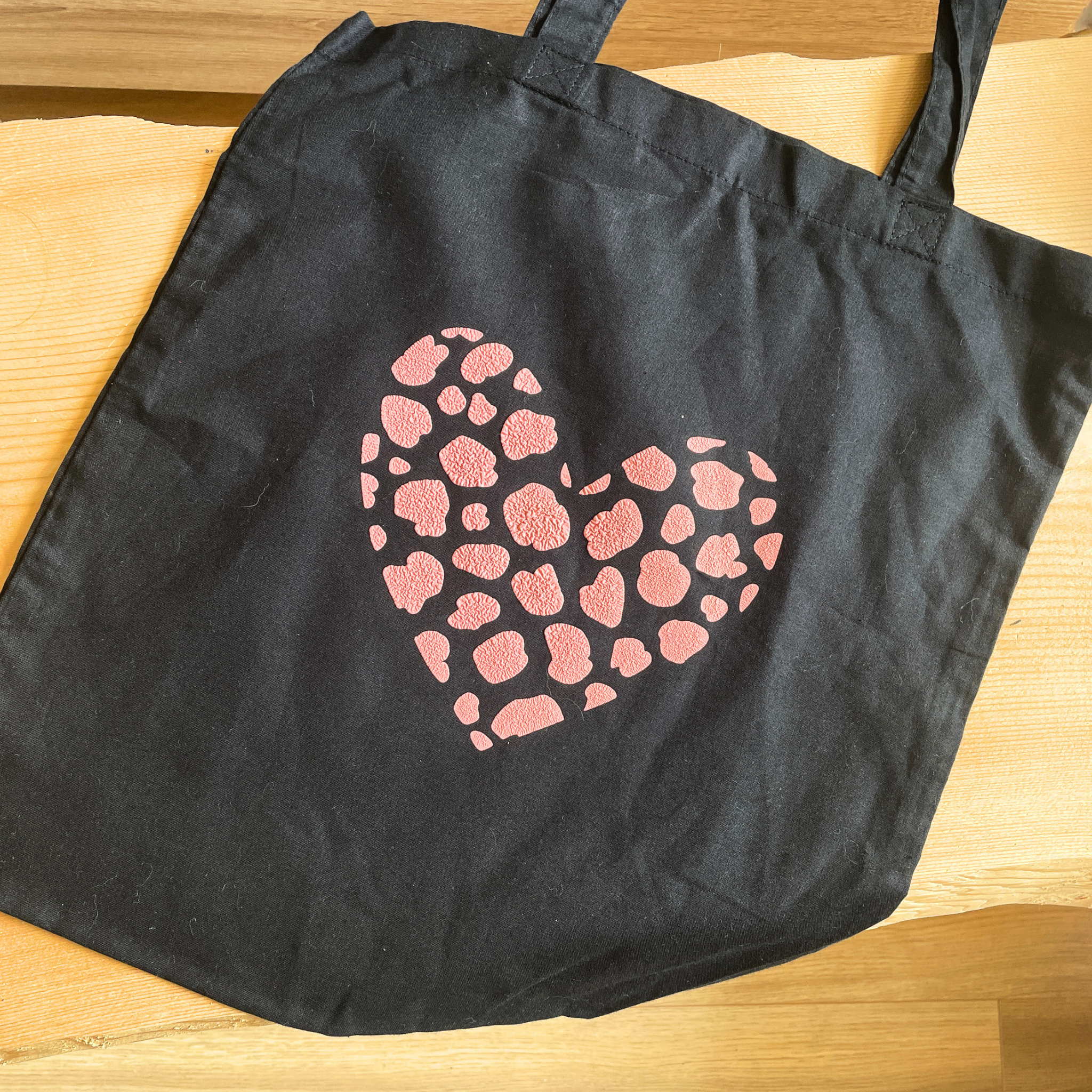 atelier-naholi-tote-bag-coeur-rose-l-opard-imparfait image 2