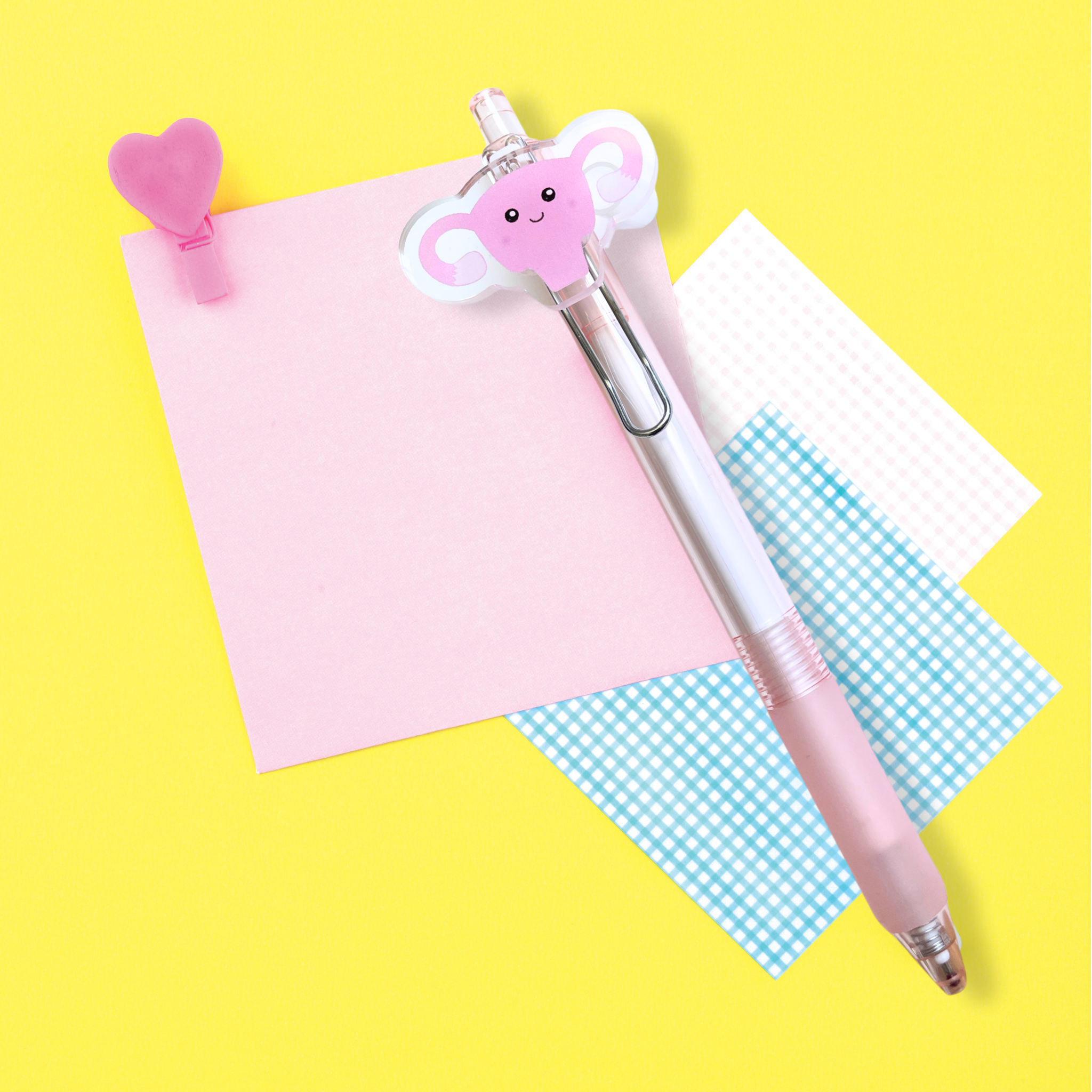 atelier-naholi-ut-rus-stylo-bille-gel-noir-breloque-rose image 1