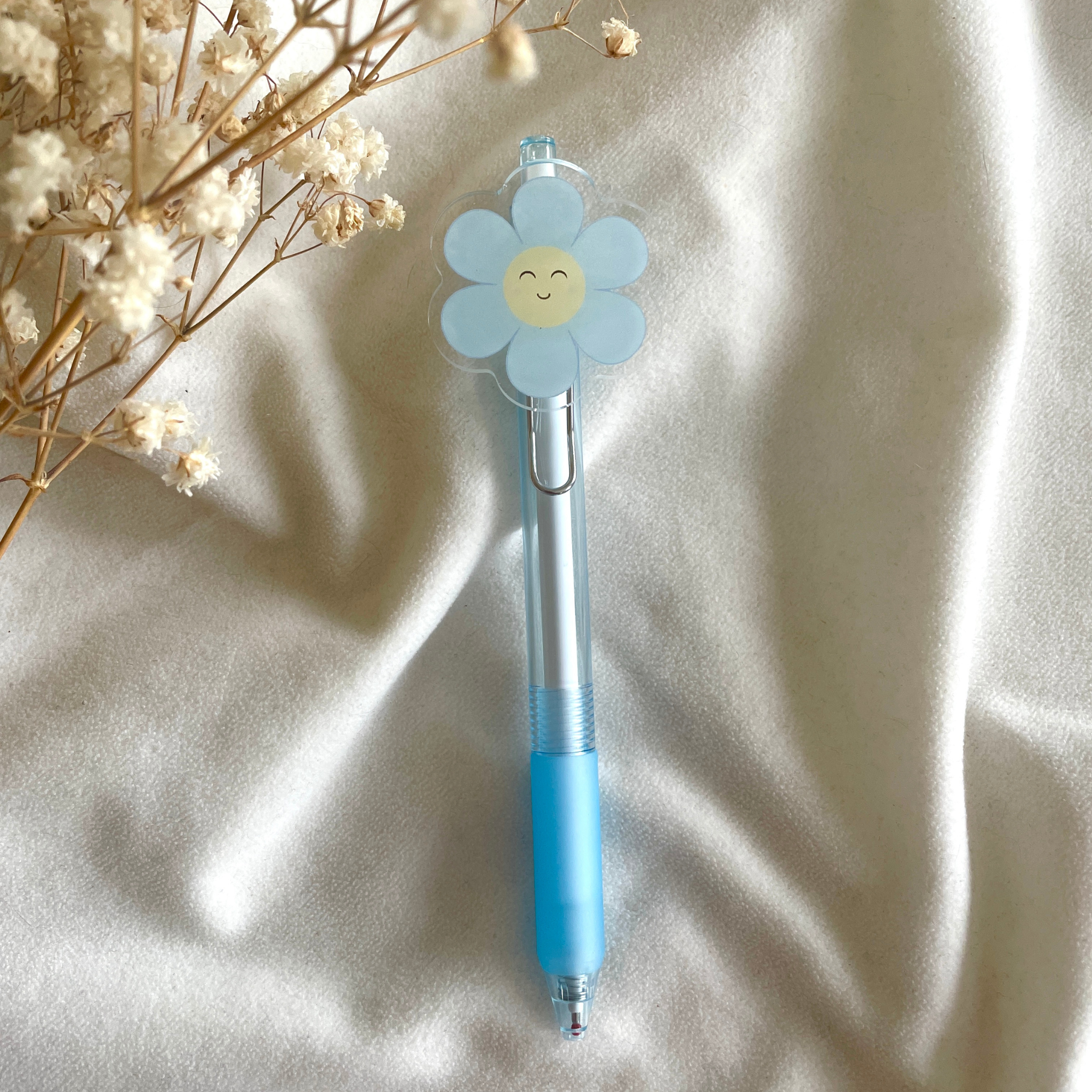 atelier-naholi-stylo-marguerite-daisy-bleue-bille-noire image 4