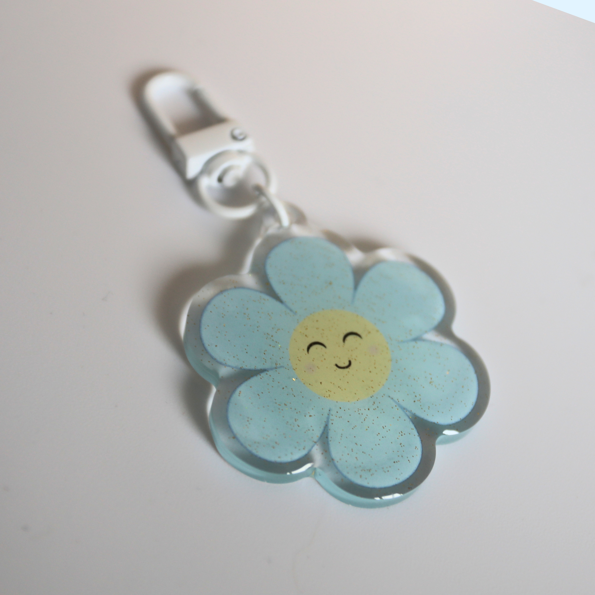 atelier-naholi-porte-cl-marguerite-daisy-acrylique-bleu-5-cm image 5