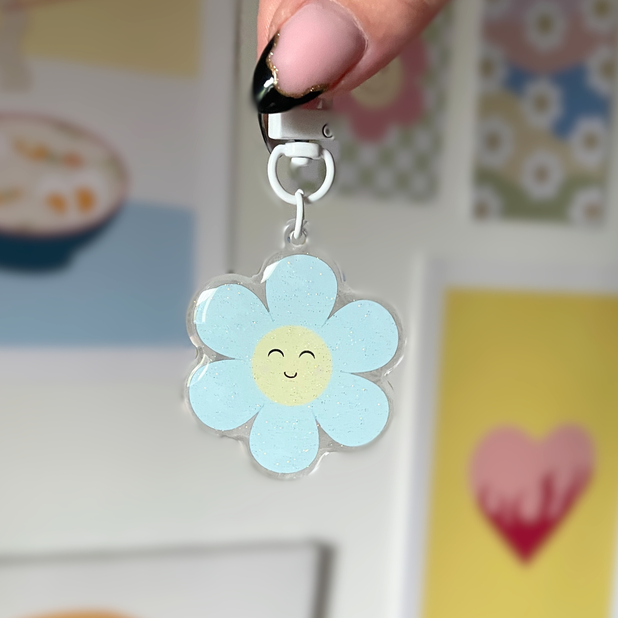 atelier-naholi-porte-cl-marguerite-daisy-acrylique-bleu-5-cm image 2