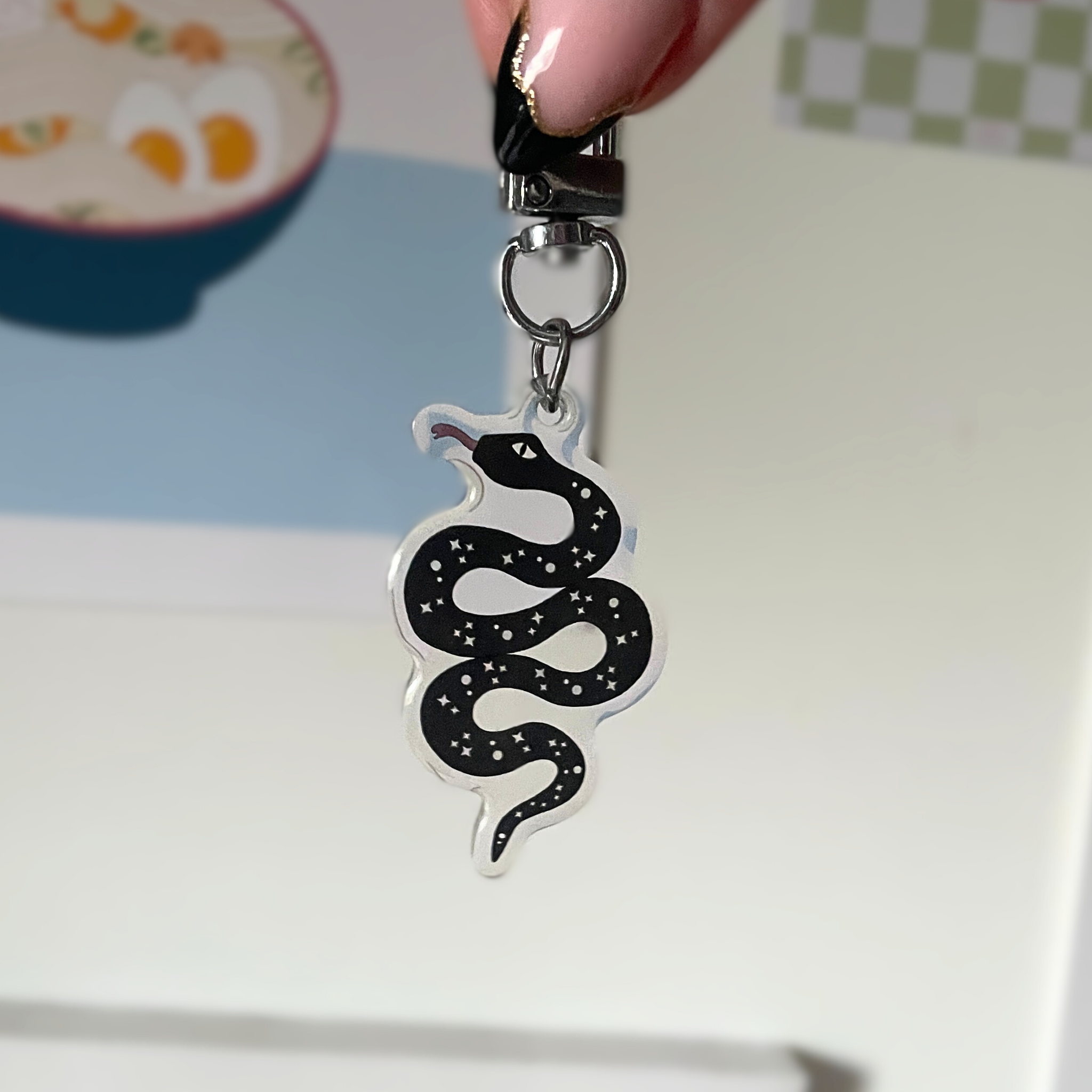 atelier-naholi-porte-cl-serpent-noir-porte-cl-s-acrylique-4-5-cm image 2