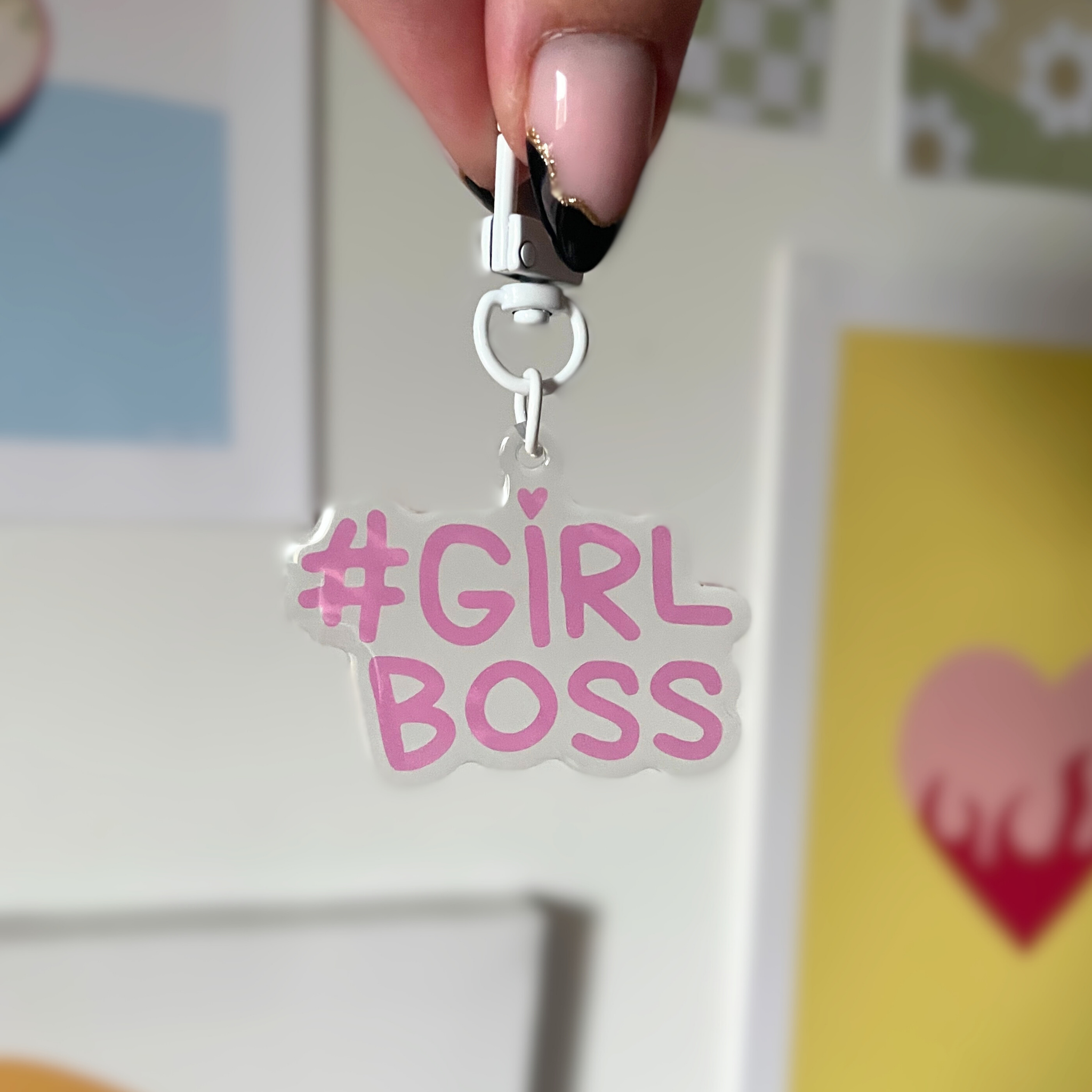 atelier-naholi-girlboss-porte-cl-acrylique-4-5-cm image 1