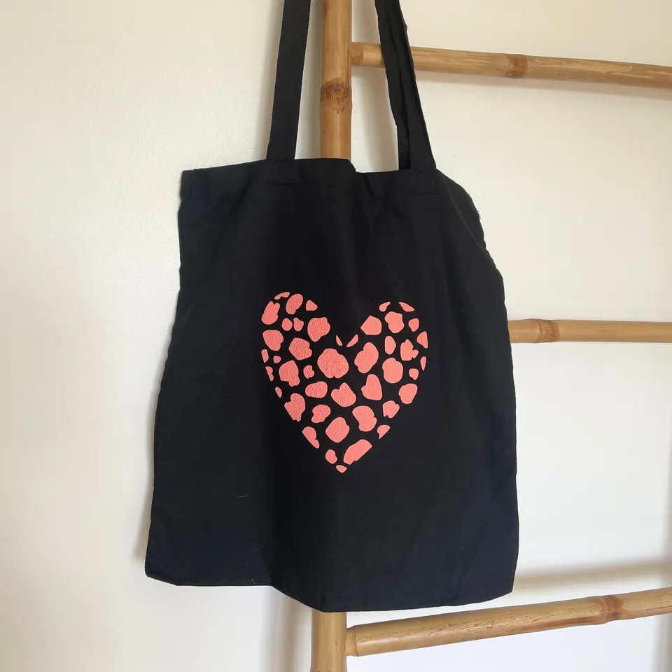 atelier-naholi-tote-bag-coeur-rose-l-opard-imparfait image 1