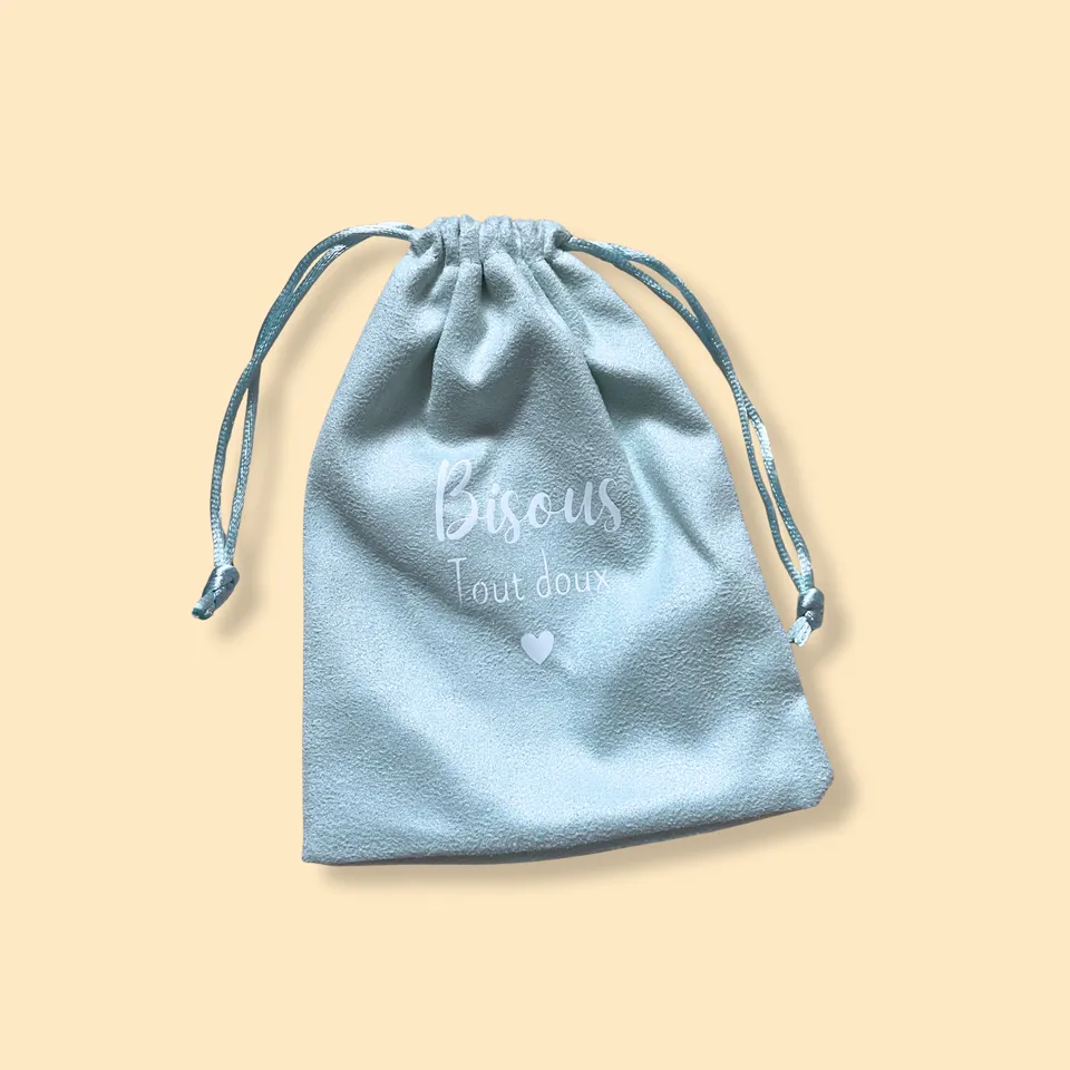 atelier-naholi-bisous-tout-doux-pochon-velours-bleu-ciel-12x16 image 1