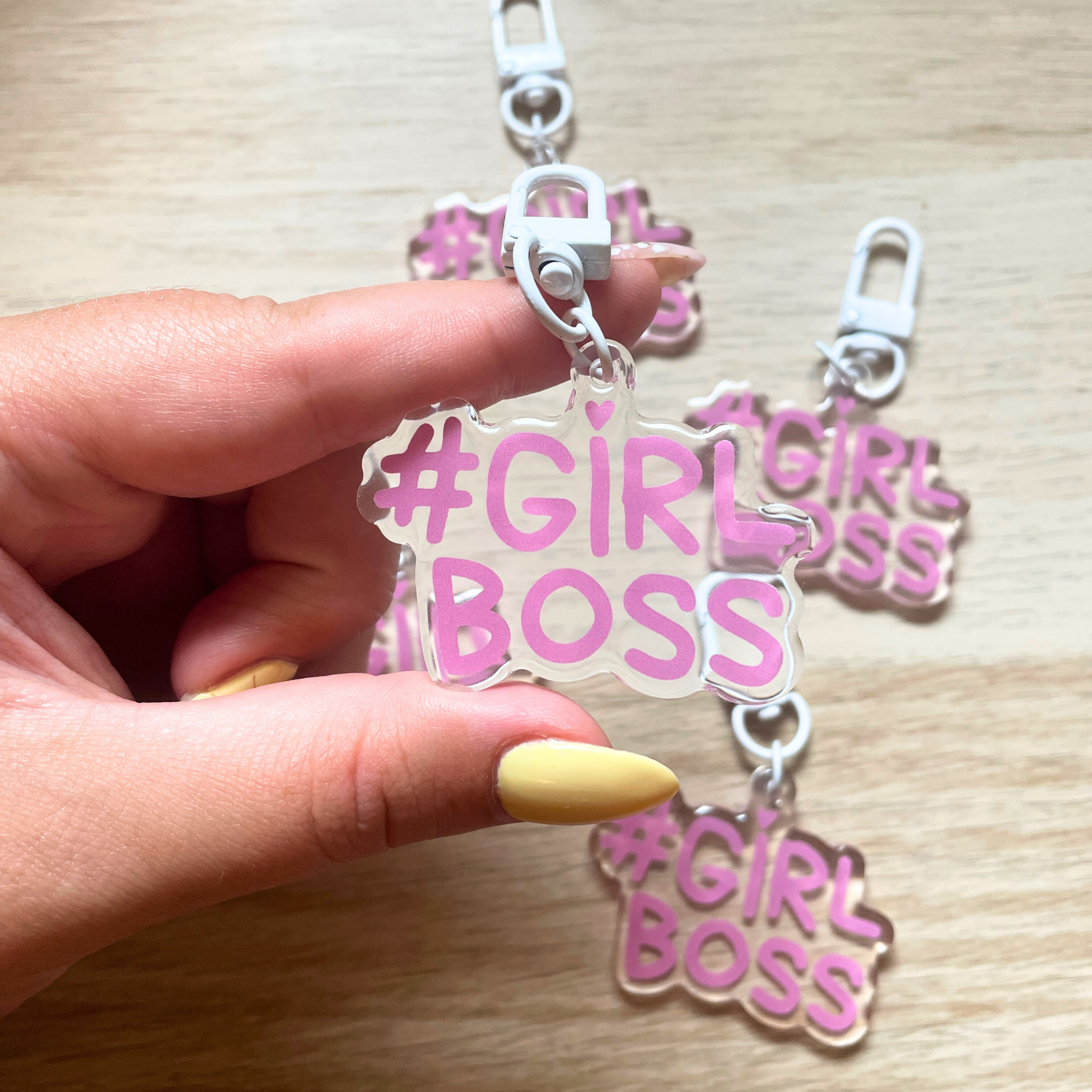 atelier-naholi-girlboss-porte-cl-acrylique-4-5-cm image 3